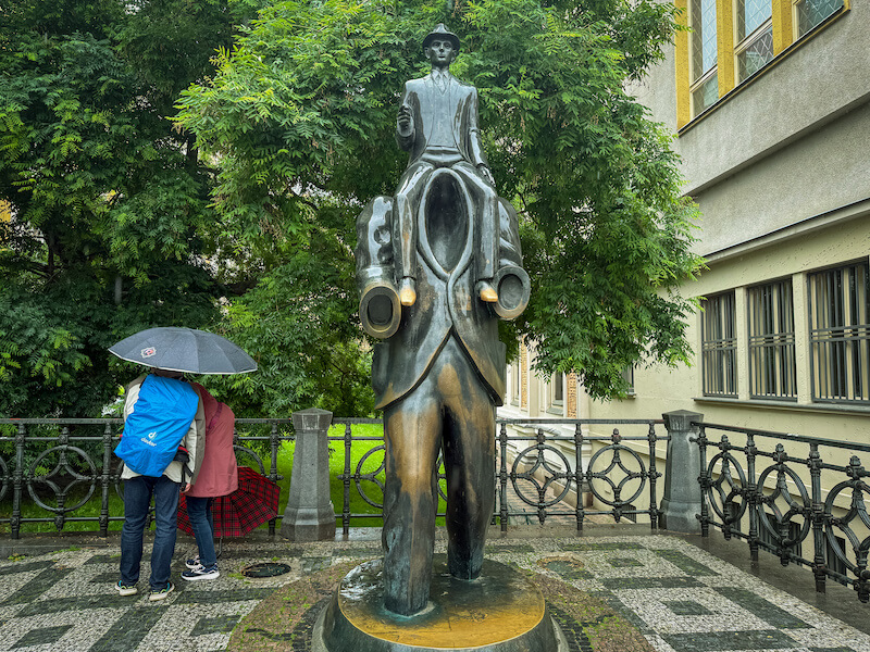 Monumento a Kafka junto a la Sinagoga Española