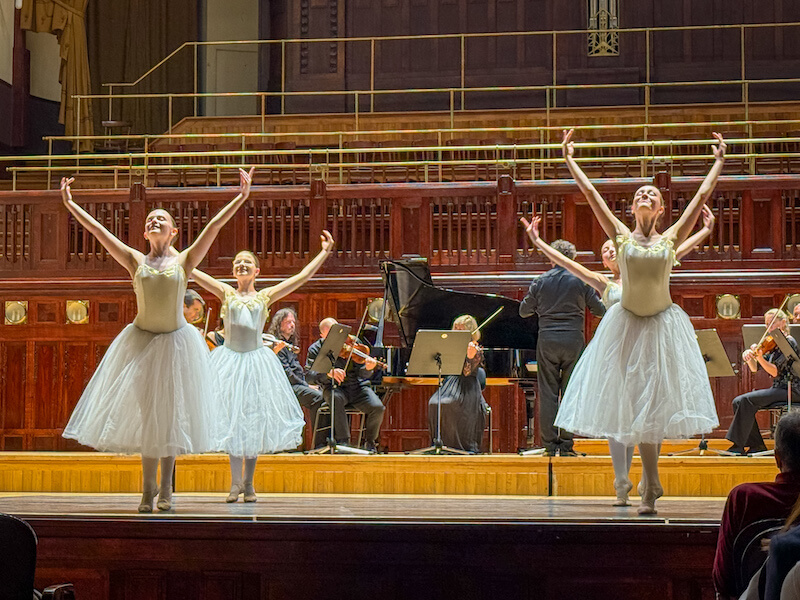 Praga en autocaravana: espectáculo de ópera y ballet en la Casa Municipal